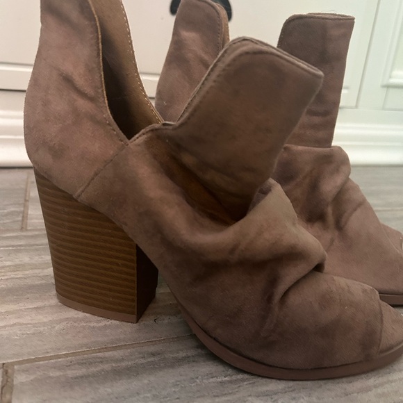 Women’s heeled ankle bootie - Picture 2 of 2